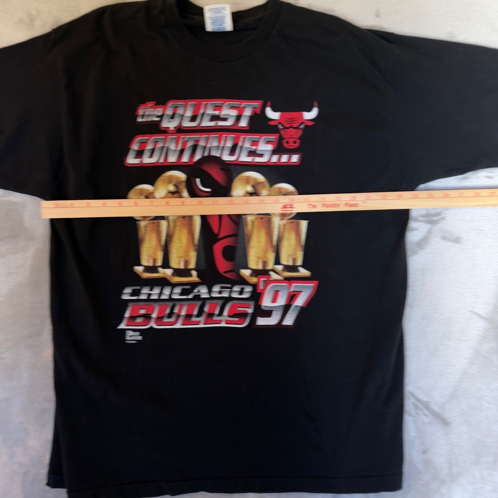 Vintage 1997 Chicago Bulls Quest Continues NBA Preseason Tour T-Shirt Pro Player - Picture 6 of 11